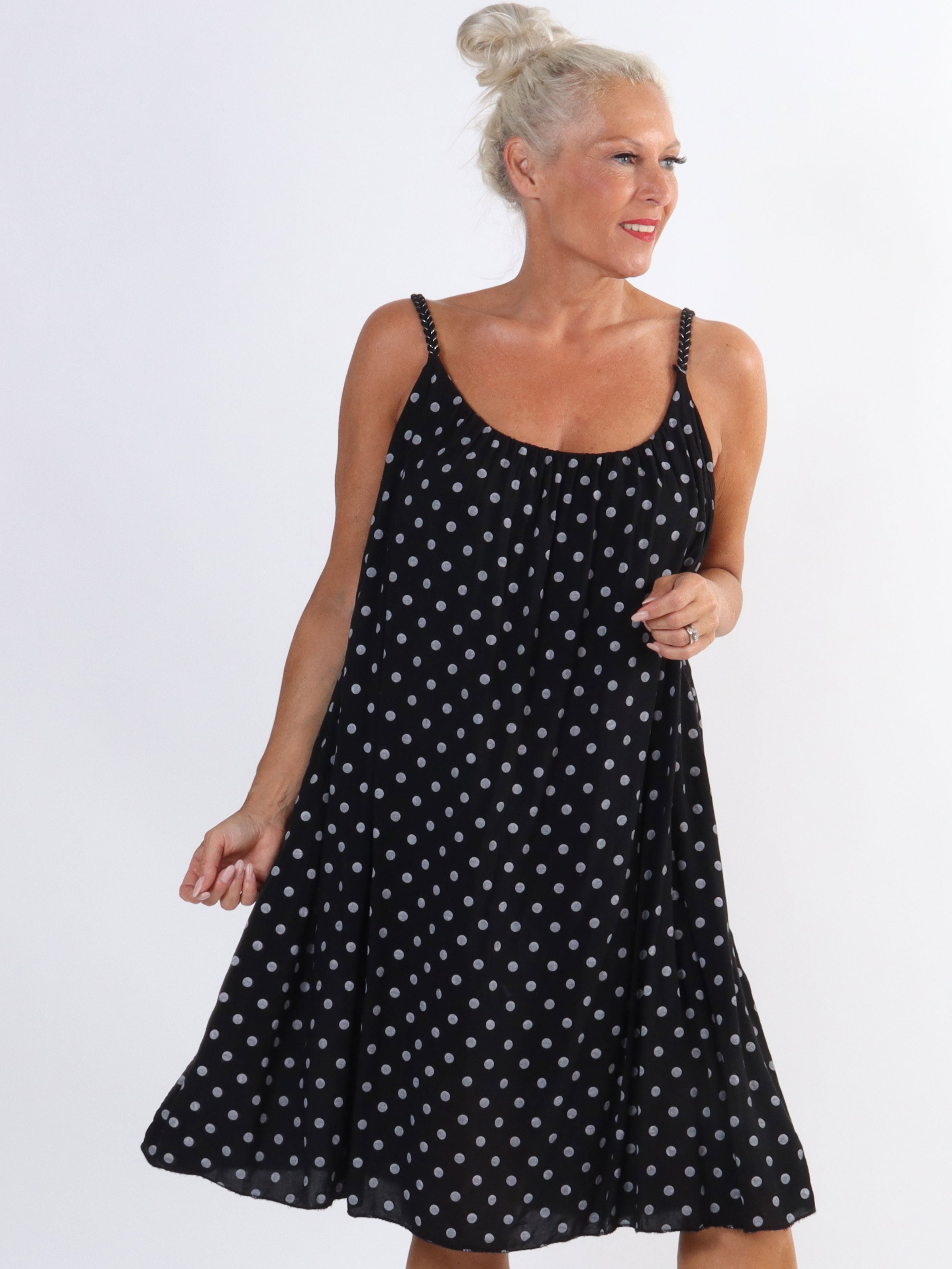 Annie Dot - Prikket plus size kjole i viskose med flettet stropper